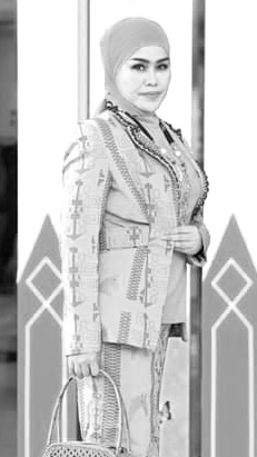 Pj. Ketua Dekranasda Bombana, Hj. Fatmawati Kasim Marewa, menggunakan pakaian motif tenun Rafa Dara (Kepala Kuda).