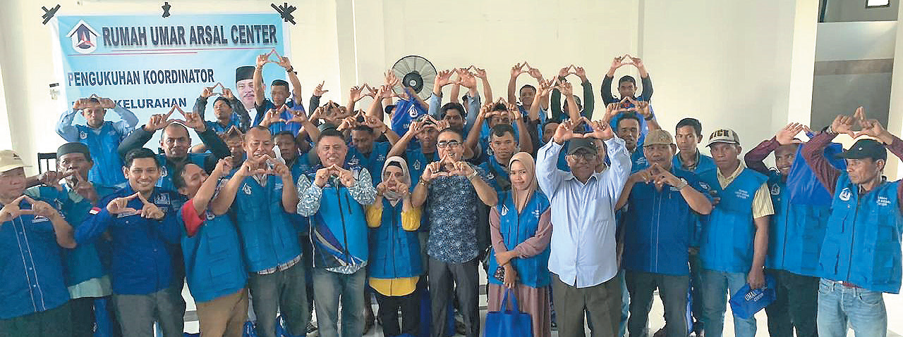 Caleg DPR RI asal Partai Demokrat, Umar Arsal (enam dari kiri) foto bersama tim pemenangan usai pelantikan Kordes/Kelurahan se-Kabupaten Buton, kemarin.