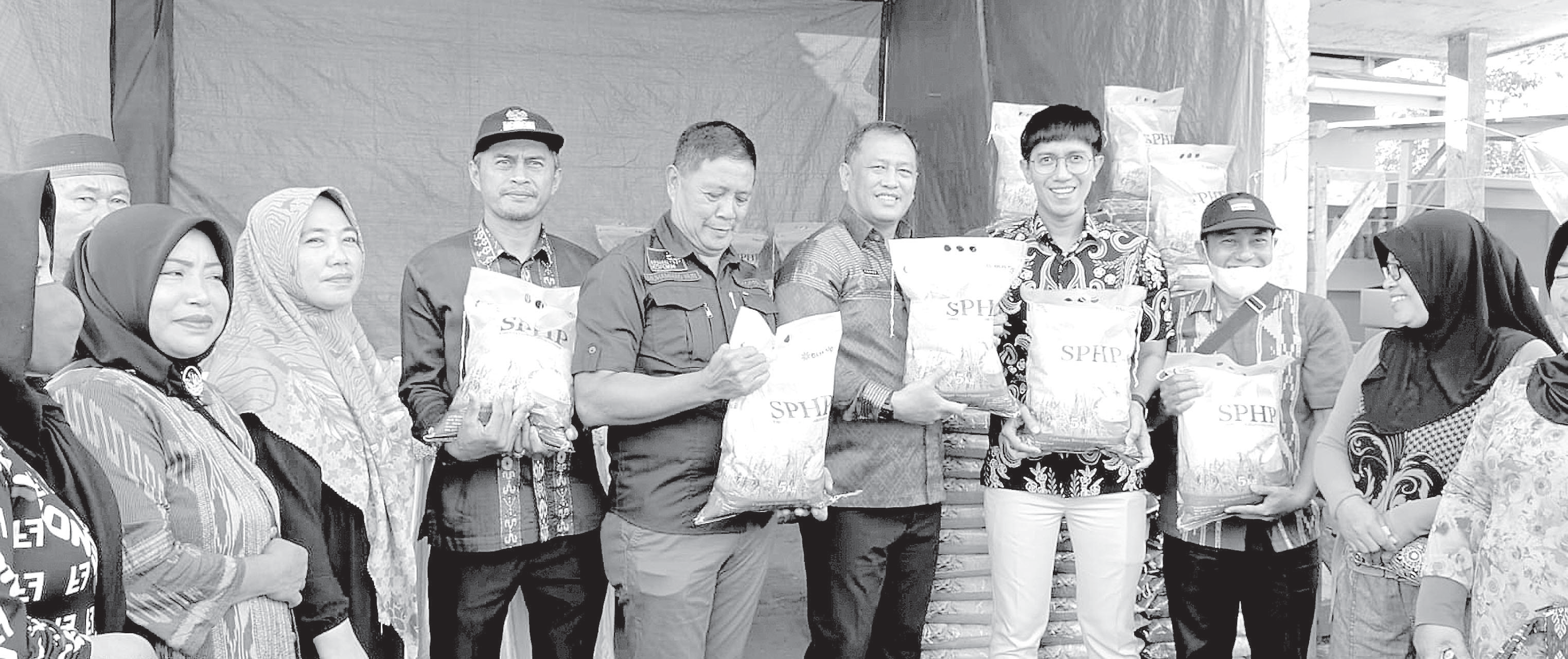 BERAS MURAH : Sekab Konawe, Ferdinand Sapan (empat dari kanan), Kabulog Subdivre, Abdan Djarmin (tiga dari kanan) memerlihatkan beras SPHP yang dijual dengan harga murah diPasar Sampara, kemarin. (ADI HIDAYAT/KENDARI POS)
