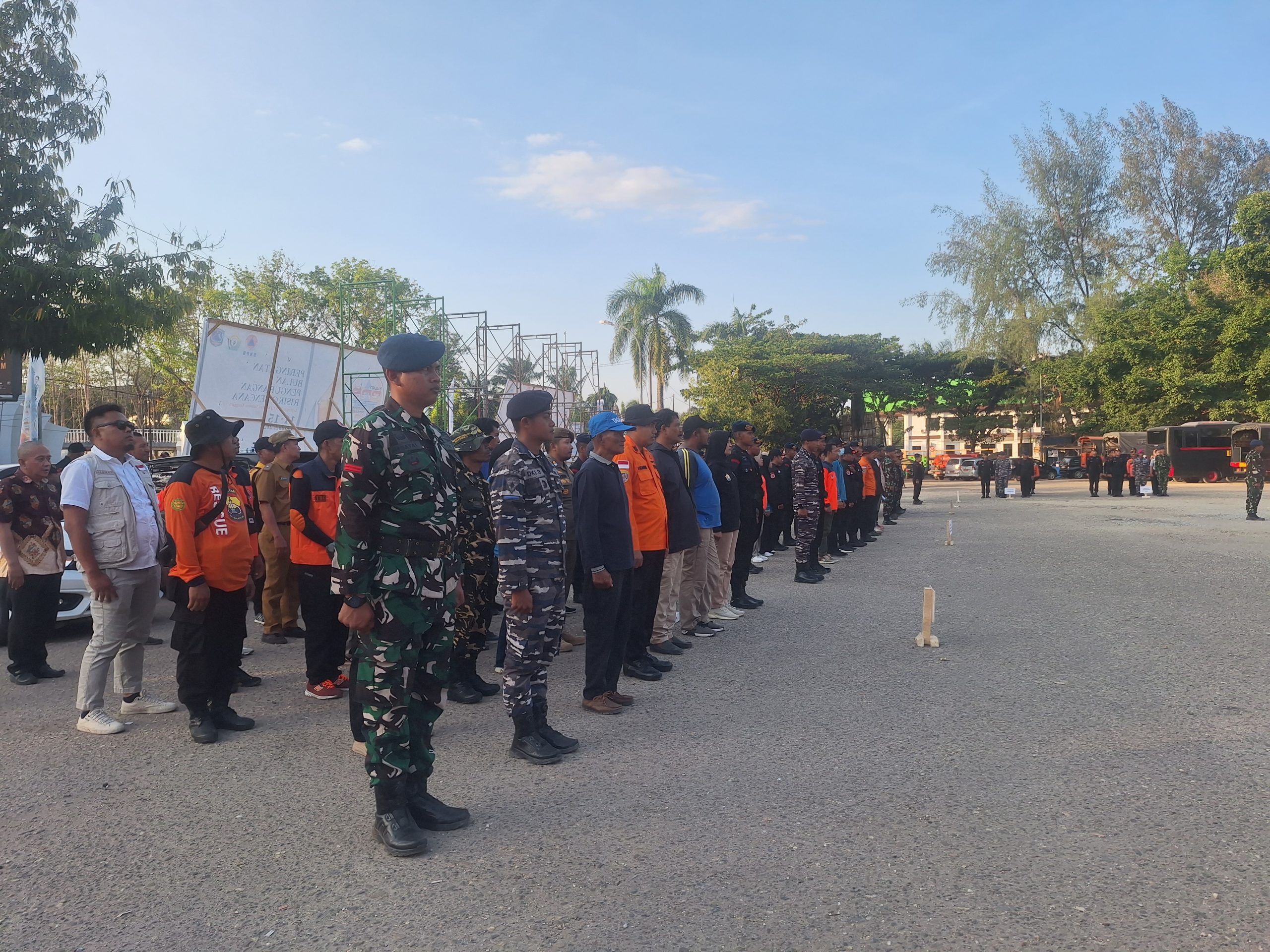 Peserta apel kesiapsiagaan bencana mengikuti gladi di kawasan eks MTQ Kendari, Selasa (10/10/2023). (RAHMA SAFITRI HASLIM / KENDARI POS)