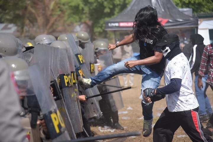 PETAKAN POTENSI KONFLIK : Suasana simulasi sistem pengamanan kota yang digelar Polres Buton bersama stakeholder terkait dalam upaya pencegahan konflik dimasa Pemilu. (DISKOMINFO KABUPATEN BUTON FOR KENDARI POS)