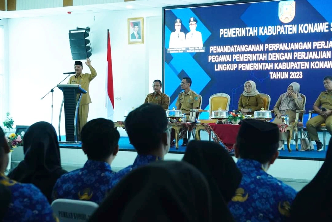 Bupati Konsel Surunuddin Dangga (di podium) mengingatkan seluruh aparatur sipil negara baik PNS dan PPPK adalah pelayan masyarakat. Saat ini Pemkab Konsel sedang menjaring calon Pegawai Pemerintah dengan Perjanjian Kerja (PPPK). (I NGURAH PANDI SANTOSA / KENDARI POS)