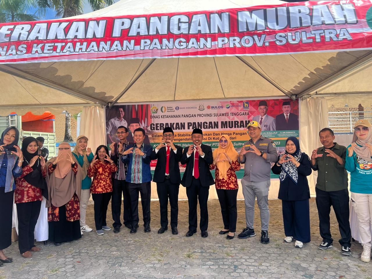 Kepala Dinas Ketahanan Pangan Sultra Ari Sismanto (4 dari kanan), Kepala DPM PTSP Sultra Parinringi (4 dari kiri), Manajer Iklan Kendari Pos Nursyamsi Abidin (kanan) disela-sela program Gerakan Pangan Murah di pelataran Kantor DPM PTSP Sultra, Kamis (5/10/2023). ()