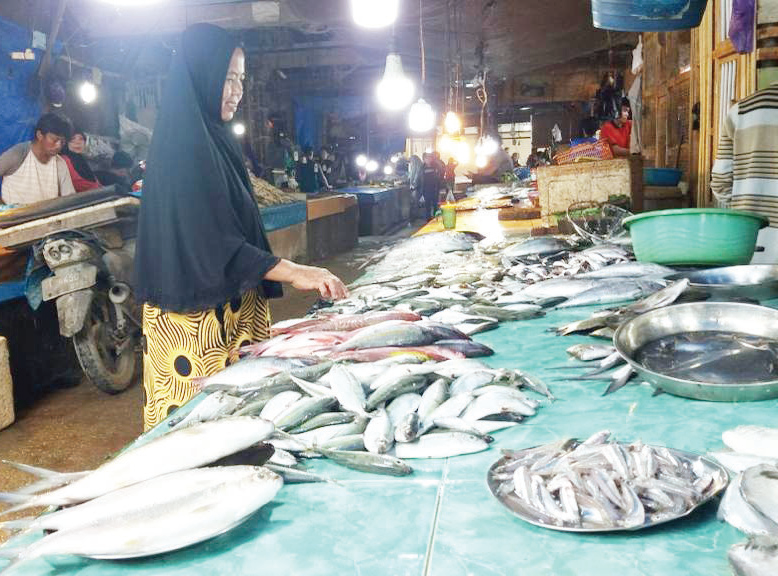 Suasana jual beli ikan di salah satu pasar tradisional di Kendari. (Agus Setiawan/Kendari Pos)