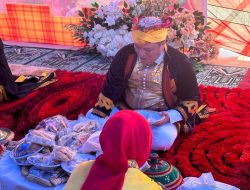 Gaya Bupati Konut Ruksamin Menikmati Hidangan Kande-Kandea di Acara HUT Baubau ke 482