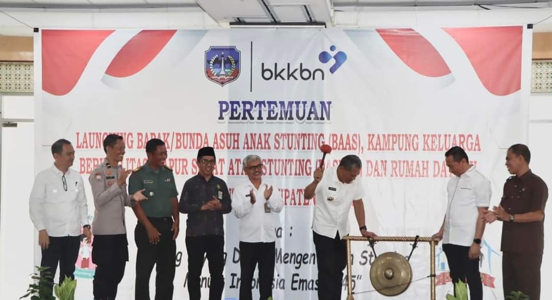 T URUNKAN TENGKES : Bupati Kolaka, H. Ahmad Safei memukul gong sebagai tanda dilaunchingnya program BAAS, Kampung KB, Dashat dan Rumah DataKU. (ZULFADLY NUR/KENDARI POS)