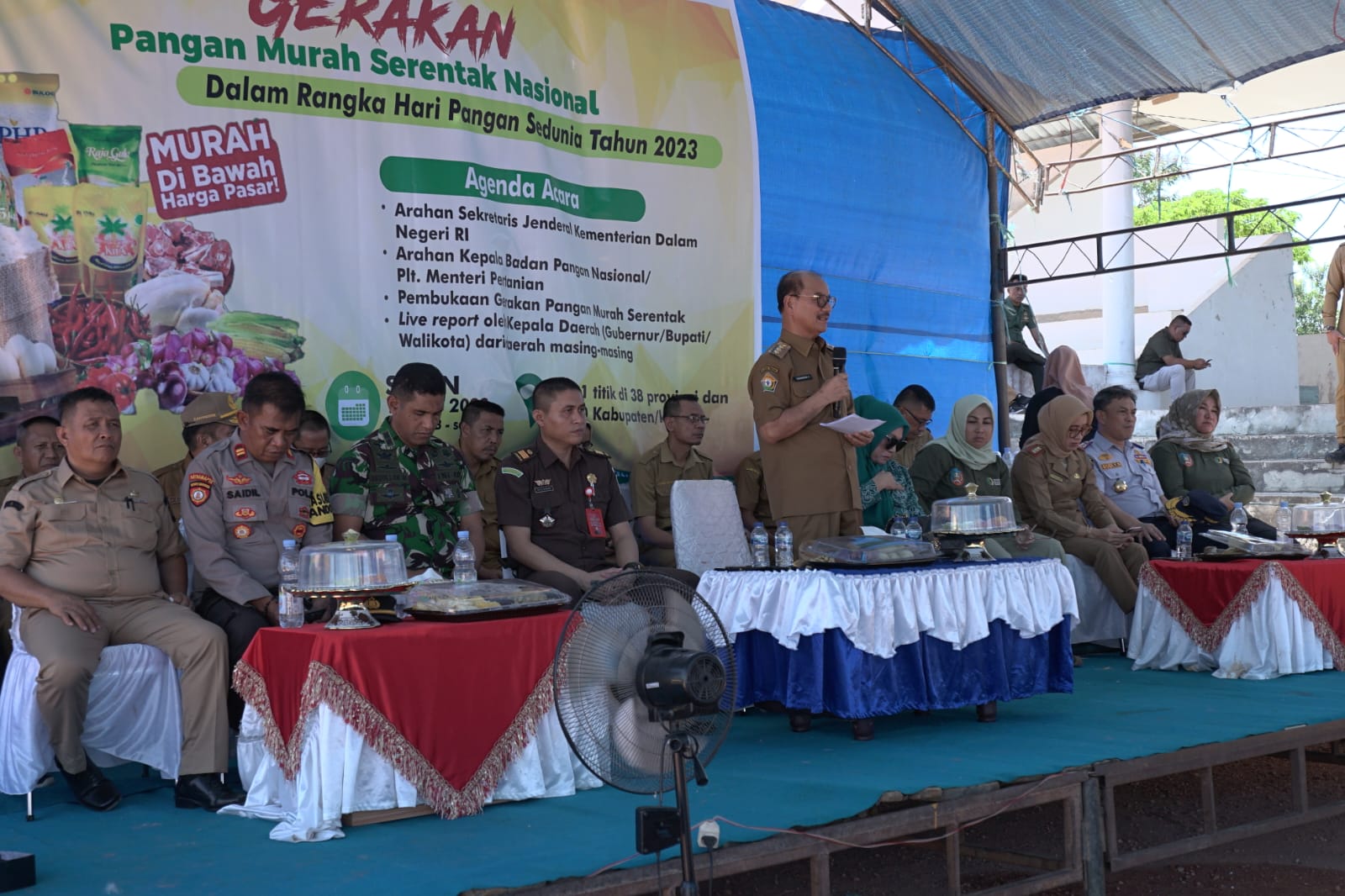 PANGAN MURAH : Pemkab Konsel didukung Perum Bulog, Forkopimda dan pemangku kebijakan lintas sektoral, terus berkomitmen menjaga SPHP melalui GPM, kemarin. (I NGURAH PANDI SANTOSA/KENDARI POS)