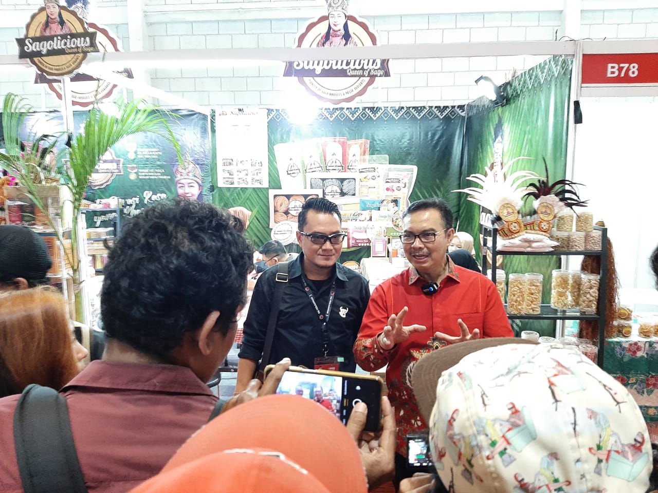 Kepala BKKBN RI dr Hasto Wardoyo (kanan) memberikan edukasi mengenai pencegahan stunting dalam momentum Pangan Expo Plus 2023 di JIEXPO Kemayoran, Jakarta, kemarin.