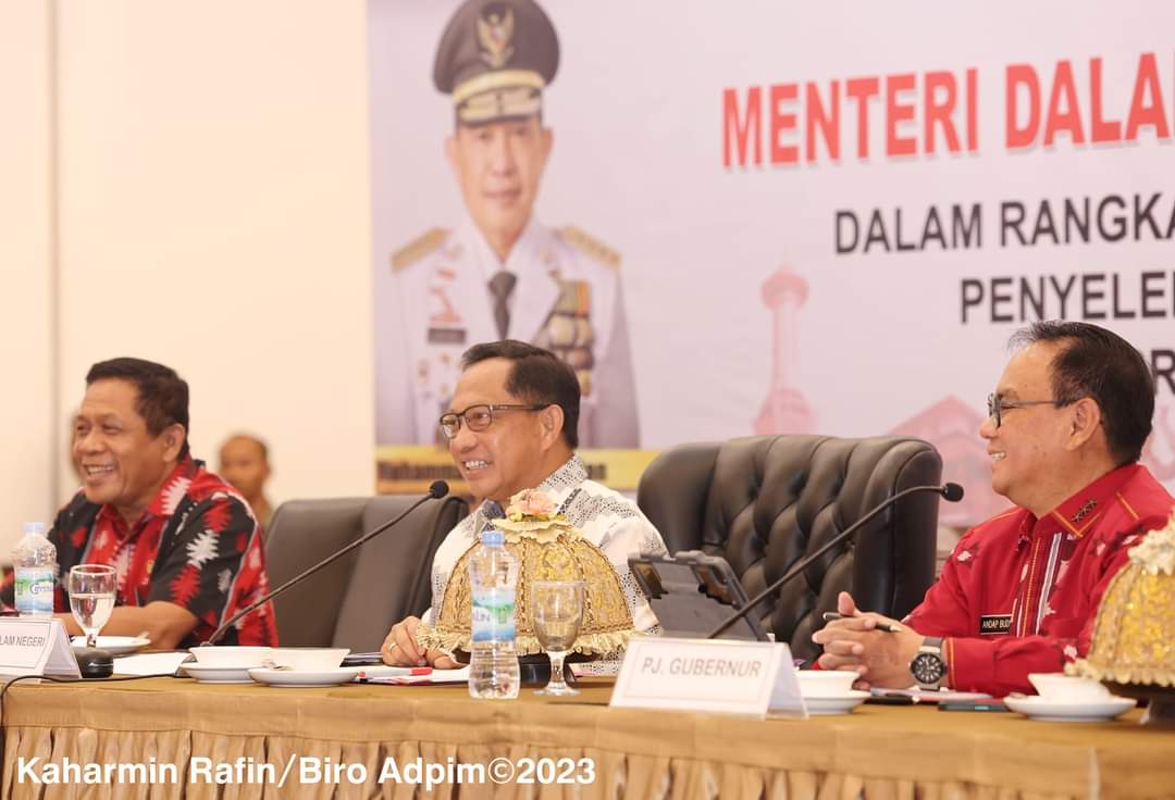 Mendagri Tito Karnavian (tengah) didampingi Pj Gubernur Sultra Andap Budhi Revianto (kanan) dan Anggota Komisi II DPR RI, Hugua (kiri) dalam rapat koordinasi bersama seluruh kepala daerah se-Sultra di Hotel Claro Kendari, Jumat (27/10/2023), kemarin. (KAHARMIN RAFIN / BIRO ADPIM PEMPROV SULTRA)