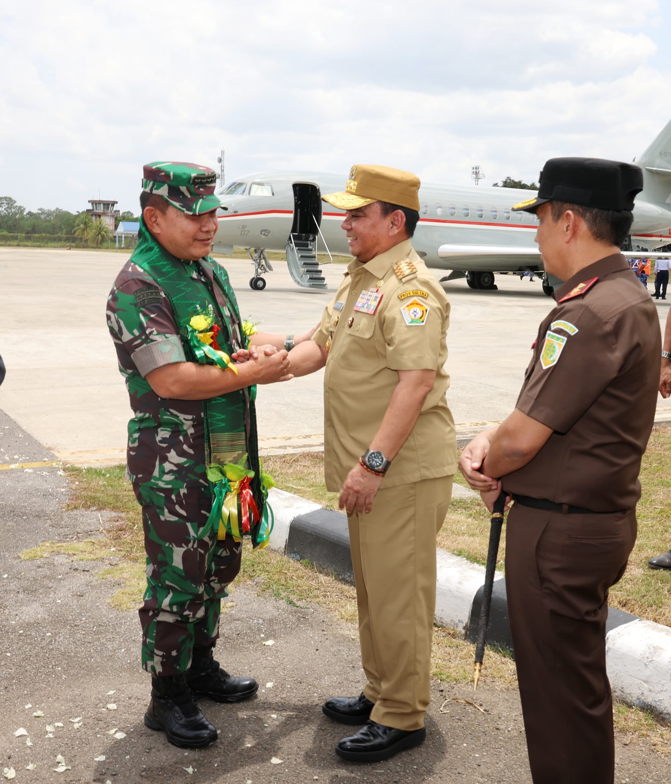 Kepala Staf TNI AD (Kasad) Jenderal TNI Dr.Dudung Abdurachman (kiri) disambut Pj Gubernur Sultra Komjen Pol (Purn) Andap Budhi Revianto (2 dari kiri) dan Kepala Kejati Sultra Dr.Patris Yusrian Jaya (kanan) di Bandara Halu Oleo, Selasa (10/10/2023).