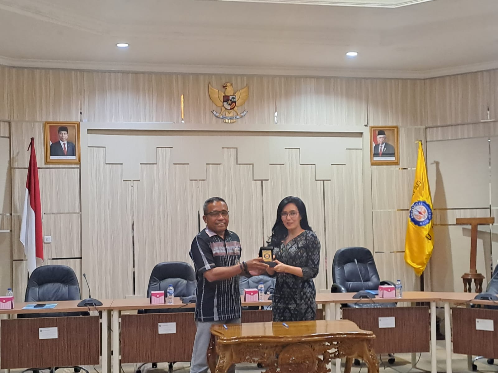 Rektor UHO Prof.Dr.Muhammad Zamrun Firihu, S.Si., M.Si, M.Sc (kiri) dan pendiri Pitaloka Foundation Dr. Rieke Diah Pitaloka Intan Purnamasari (kanan) bertukar cendera mata usai penandatanganan nota kesepahaman di Gedung Rektorat UHO, Kamis (12/10/2023).