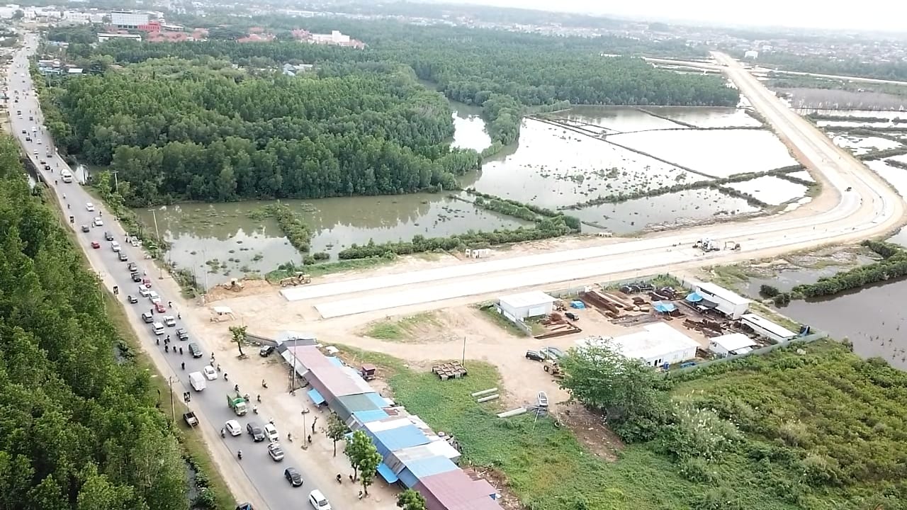 RUANG TERBUKA HIJAU : Kawasan jalan ZA Sugianto yang ditetapkan sebagai Ruang Terbuka Hijau (RTH). Pemkot Kendari DPRD Kendari berbeda pandangan terkait penertibkan pegadang di sekitar jalan ZA Sugianto. (MUHAMMAD ABDI ASMAUL AMRIN/KENDARI POS)