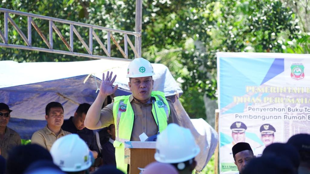 Bupati Konut Dr.Ruksamin (dipodium) dalam kegiatan peletakan batu pertama pembangunan rumah BSRS di Kelurahan Molawe, Kecamatan Molawe, Selasa (24/10/2023). (HELMIN TOSUKI / KENDARI POS)