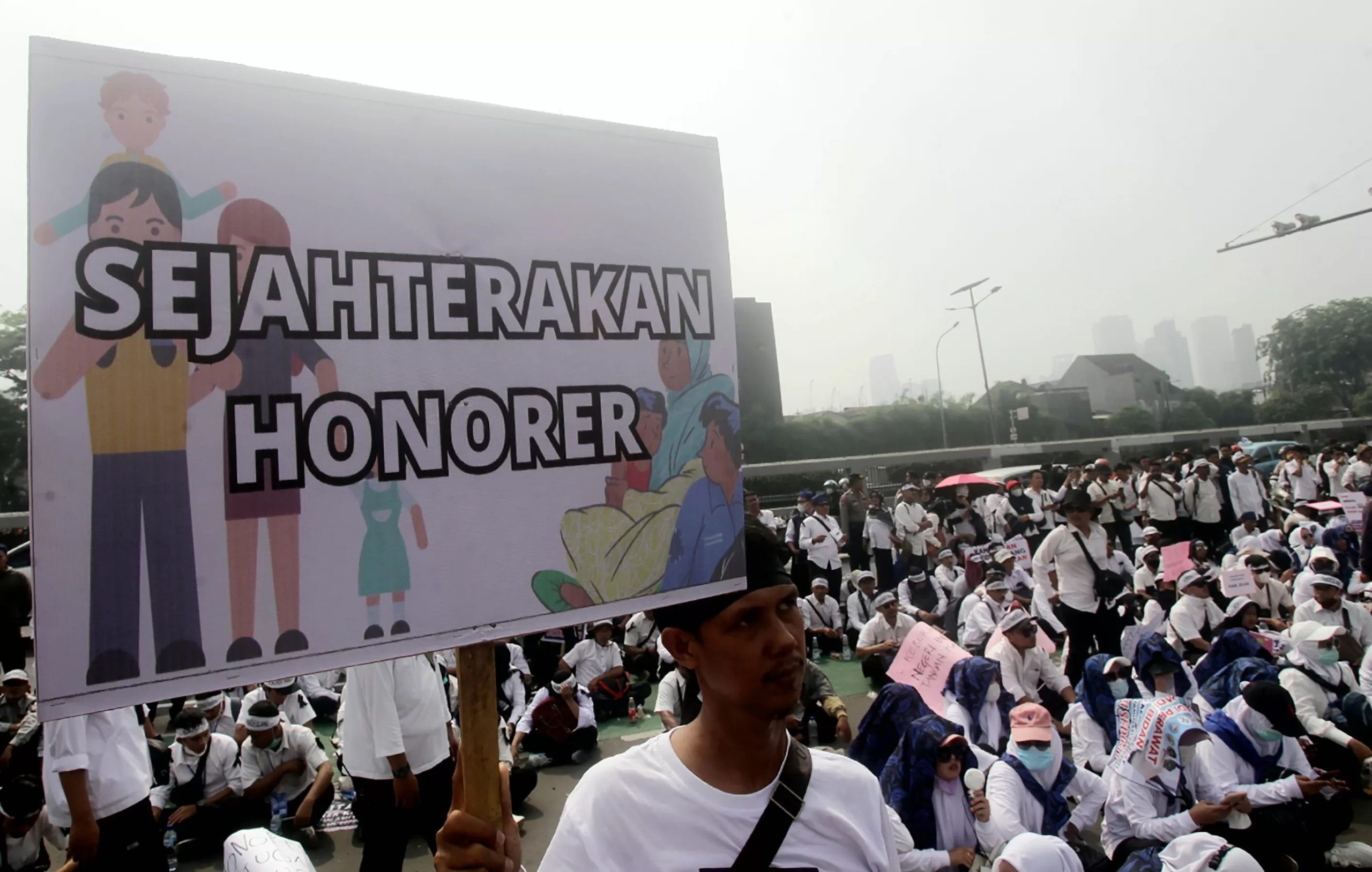 Ilustrasi : Ribuan pekerja tenaga honorer melakukan aksi demontrasi di depan gedung DPR RI di Jakarta. (Dery Ridwansah / JawaPos.com)