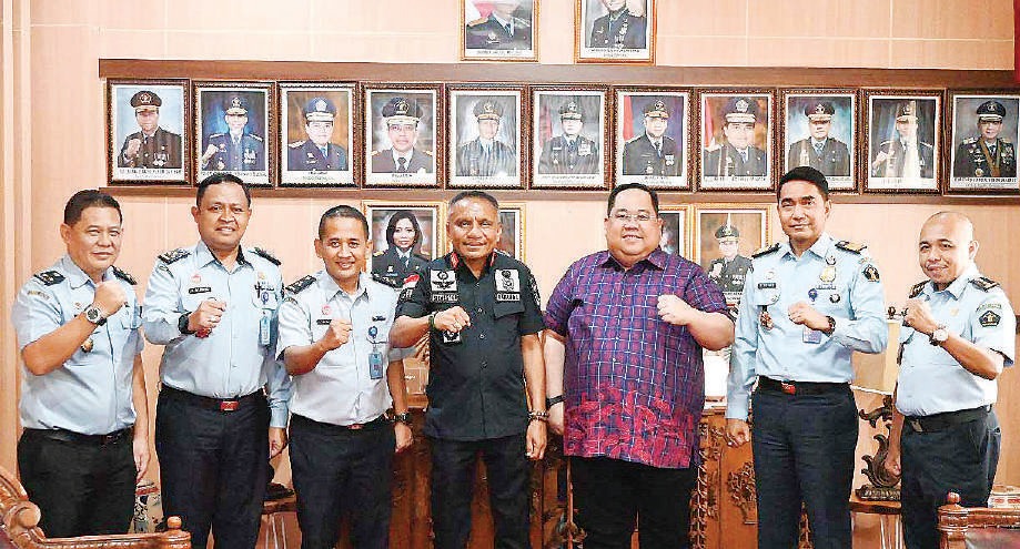 Kepala Kanwil Kemenkumham Sultra, Silvester Sili Laba (tengah) menerima kunjungan Ketua Kadin Sultra, Anton Timbang (3 dari kanan) dalam sebuah kesempatan, baru-baru ini. (AGUS SETIAWAN / KENDARI POS)