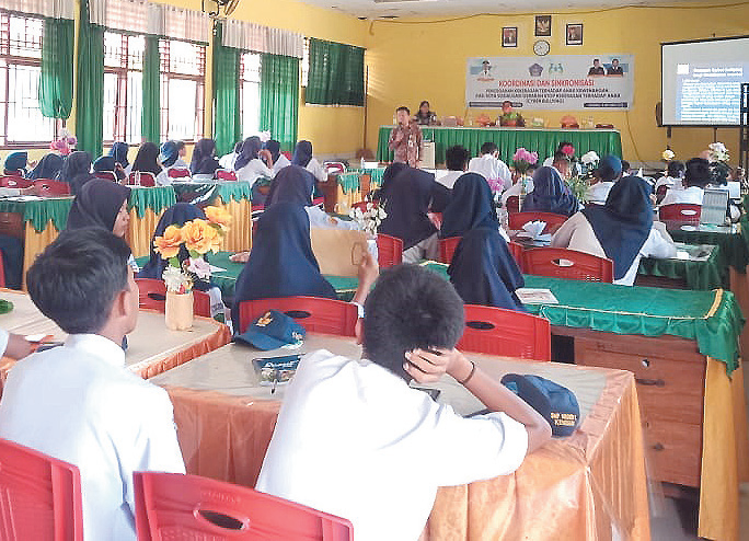 Suasana sosialisasi gerakan stop kekerasan terhadap anak (Cyber Bullying) di SMPN 8 Kendari. (EWIN ENDANG SAHPUTRI/KENDARI POS)