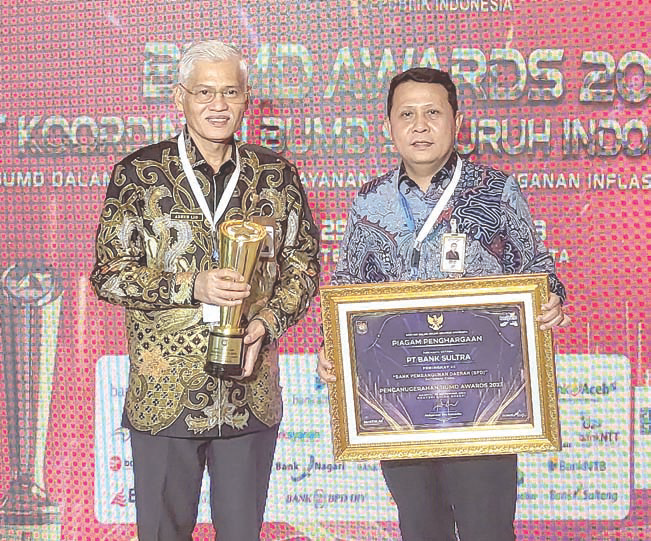 Sekda Sultra, Asrun Lio (kiri) didampingi Direktur Utama Bank Sultra, Abdul Latif (kanan) usai menerima penghargaan peringkat III dalam BUMD Awards 2023 dari Kemendagri di Jakarta.