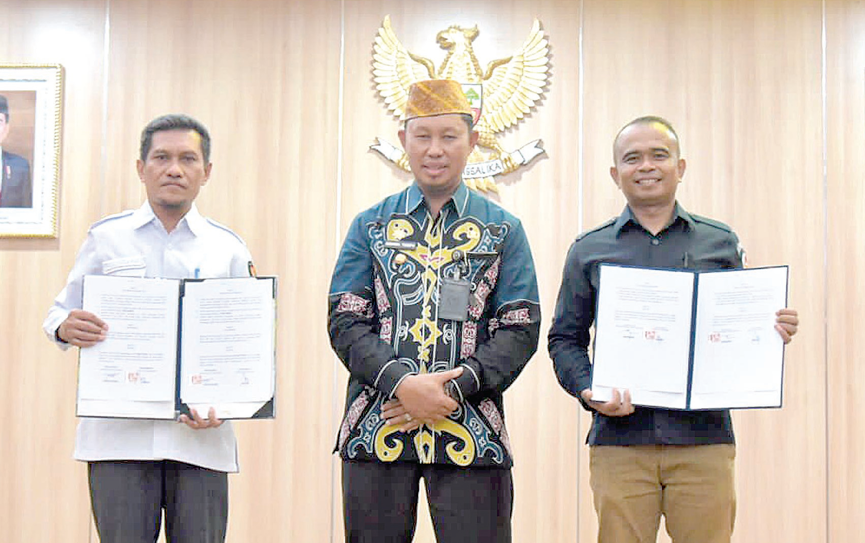 DANA HIBAH: Penjabat (Pj) Wali Kota Kendari, Asmawa Tosepu (tengah) bersama Ketua KPU Kota Kendari, Jumwal Saleh (kedua dari kiri) dan Ketua Bawaslu Kota Kendari, Sahinuddin (kedua dari kanan) sempatkan foto bersama sambil memperlihatkan naskah hibah untuk pelaksanaan Pemilu 2024. (AGUS SETIAWAN/KENDARI POS)