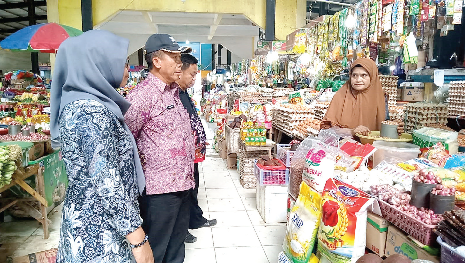 PANGAN: Kepala Disketapang Kota Kendari, Abdul Rauf meninjau ketersediaan bahan pangan di Pasar Tradisional.