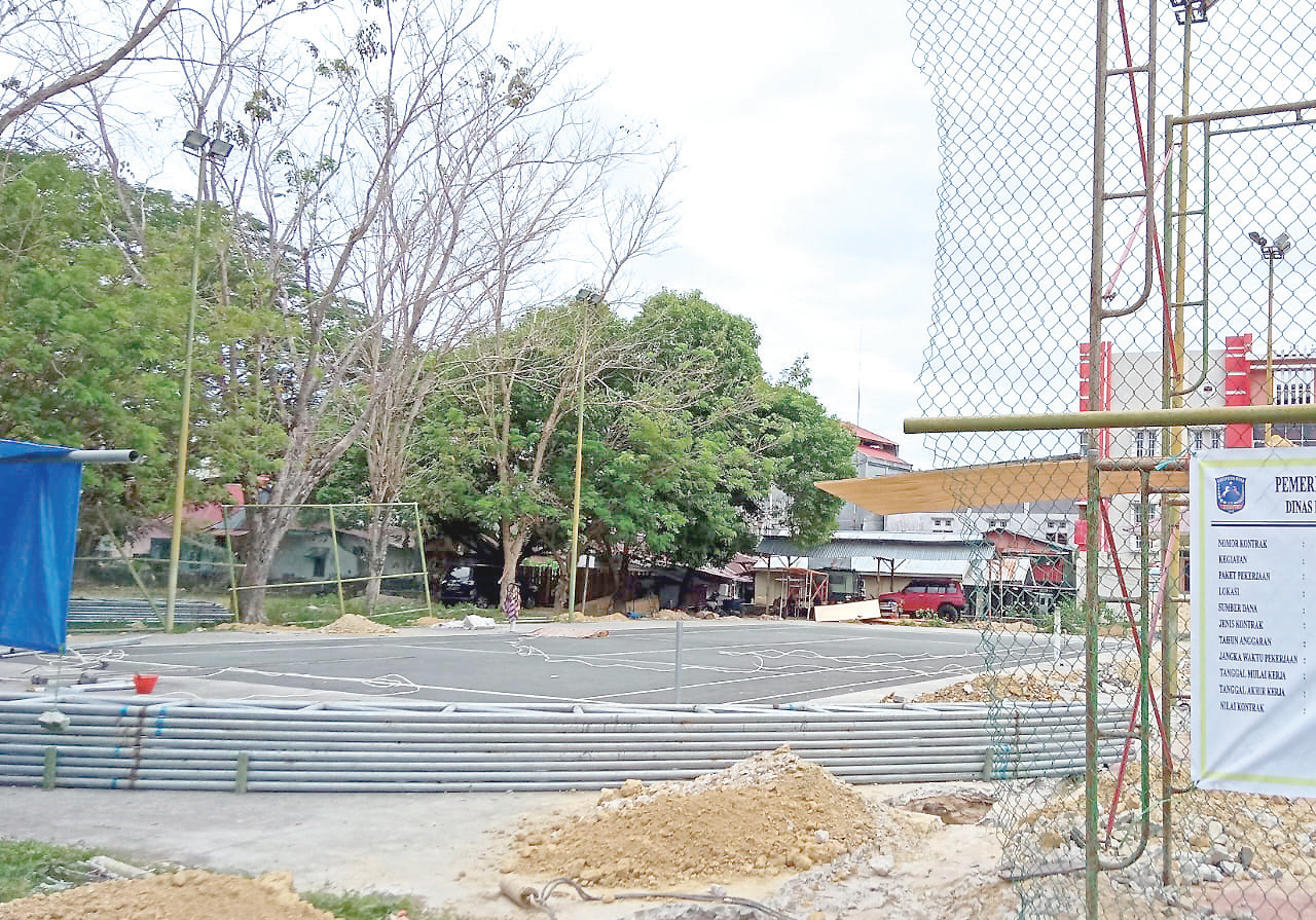 DIKERJA: Lapangan tenis indoor yang dibangun Pemkab Muna di kawasan alun-alun Kota Raha.