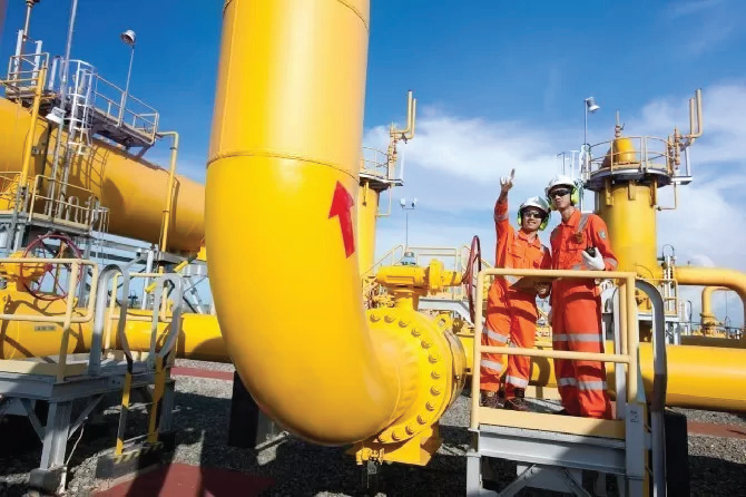 Ilustrasi pegawai PGN tengah melakukan pengecekan jaringan gas untuk kebutuhan industri. (Jawa Pos)