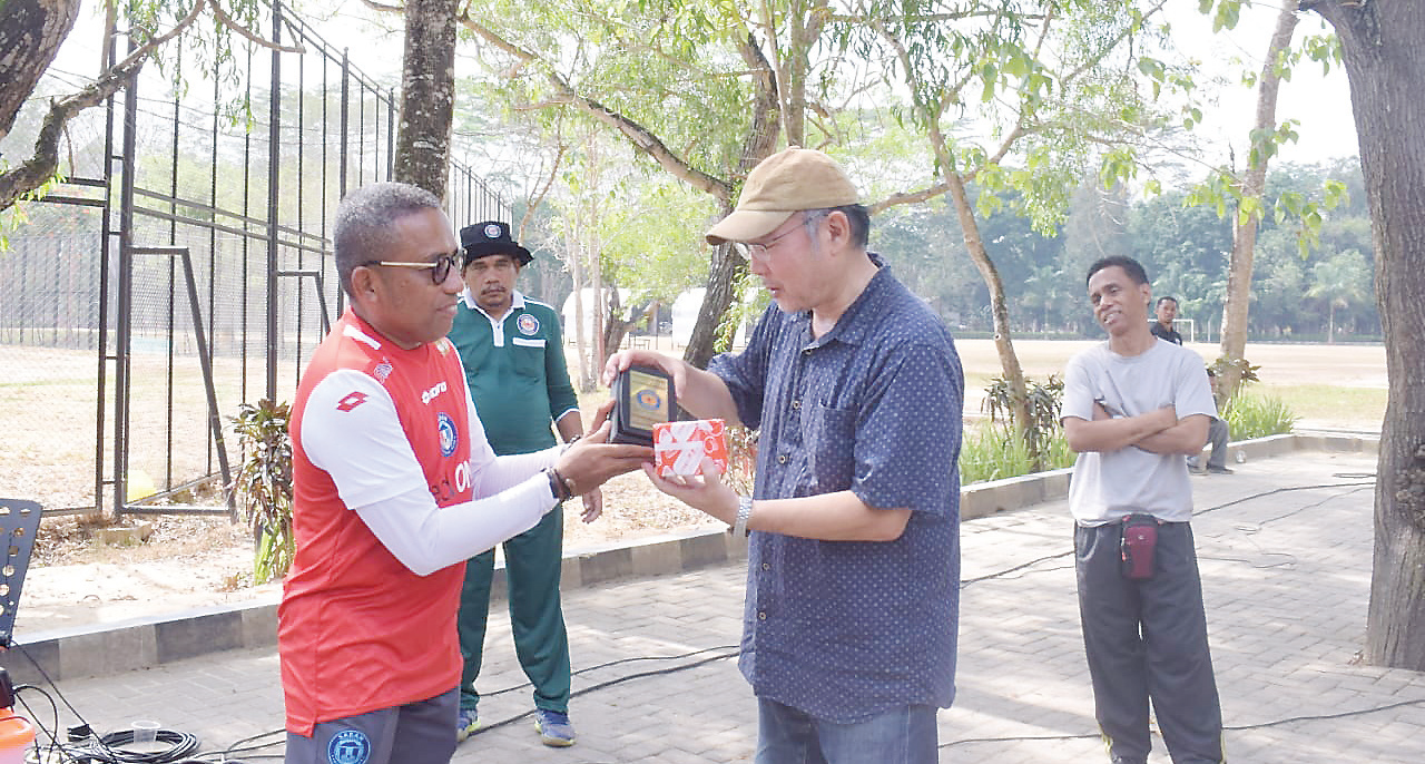 R ektor UHO, Prof. Dr. Muhammad Zamrun Firihu (kiri) menyerahkan plakat kepada perwakilan dari University of fukui, Jepang, saat acara Minggu Sehat yang dihelat Dharma Wanita Persatuan UHO di lapangan Stadion Sepak Bola UHO, Minggu (8/10). (HUMAS UHO FOR KENDARI POS)