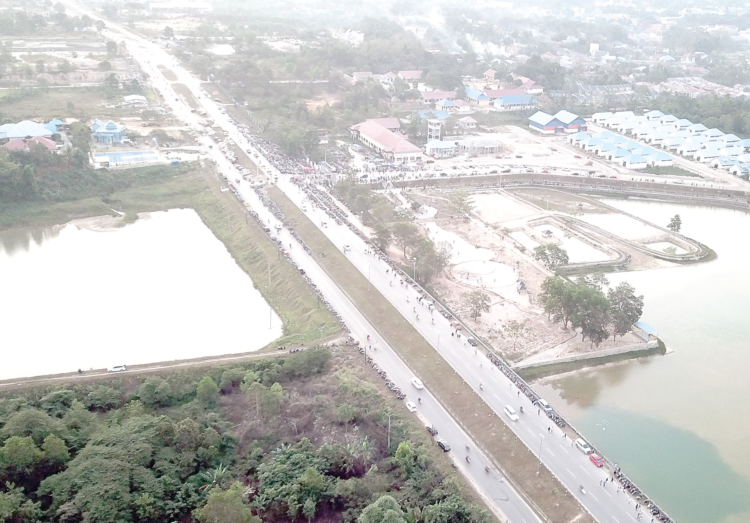 INFRASTRUKTUR JALAN : Pemprov Sultra terus memperbaiki jalan. Di anggaran perubahan ini, pemerintah telah mengalokasi dana perbaikan infrastuktur jalan. Lalu lintas kendaraan jalan boulverd, Minggu (8/10). (MUHAMMAD ABDI ASMAUL AMRIN/KENDARI POS)