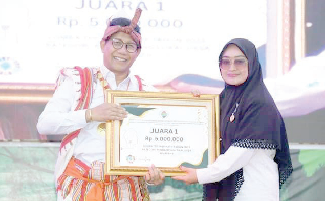 T ERBAIK : Juhra, S. Pd. (kanan) Pendamping Lokal Desa (PLD) yang bertugas di Kecamatan Aere, Koltim, saat menerima penghargaan sebagai pendamping desa inspiratif tahun 2023 tingkat nasional dari Menteri Desa, Pembangunan Daerah Tertinggal dan Transmigrasi, Dr. Abdul Halim Iskandar. (DISKOMINFO KOLTIM FOR KENDARI POS)