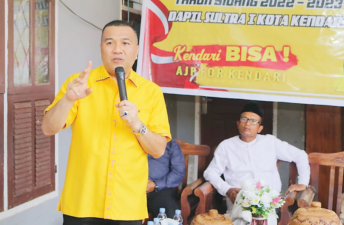 Anggota DPRD Sultra Aksan Jaya Putra memberikan sambutan saat melakukan reses di Kelurahan Punggolaka.