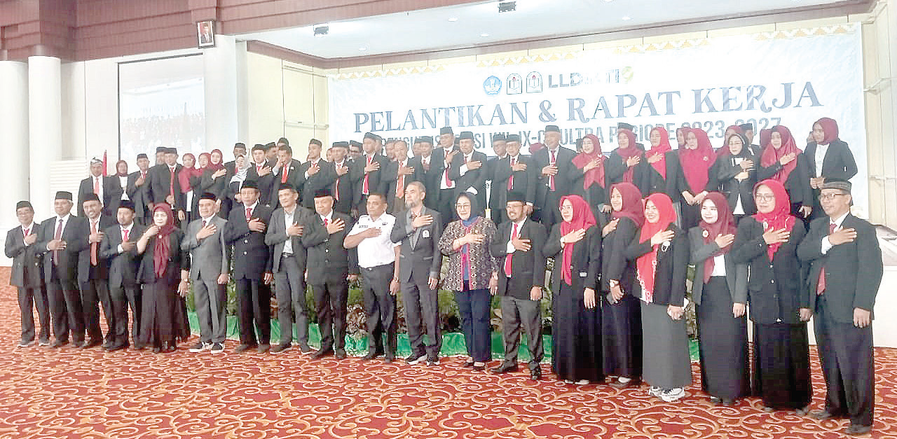 Foto bersama Prof.Dr. Ir. H. Andi Bahrun M.Sc., Agric., (sembilan dari kiri), Ketua Umum APTISI, Dr. Ir. H. M. Budi Djatmiko M.Si (sembilan dari kanan), Staf Ahli Gubernur Bidang Kemasyarakatan dan SDM, Laode Butolo (sepuluh dari kanan), Anggota DPR RI Komisi X, Tina Nur Alam, M.M (delapan dari kanan) usai pengukuhan pengurus APTISI Sultra periode 2023-2027 Sahid Azizah Syariah Hotel and Convention Kendari, Rabu (11/10). (EWIN ENDANG SAHPUTRI/KENDARI POS)