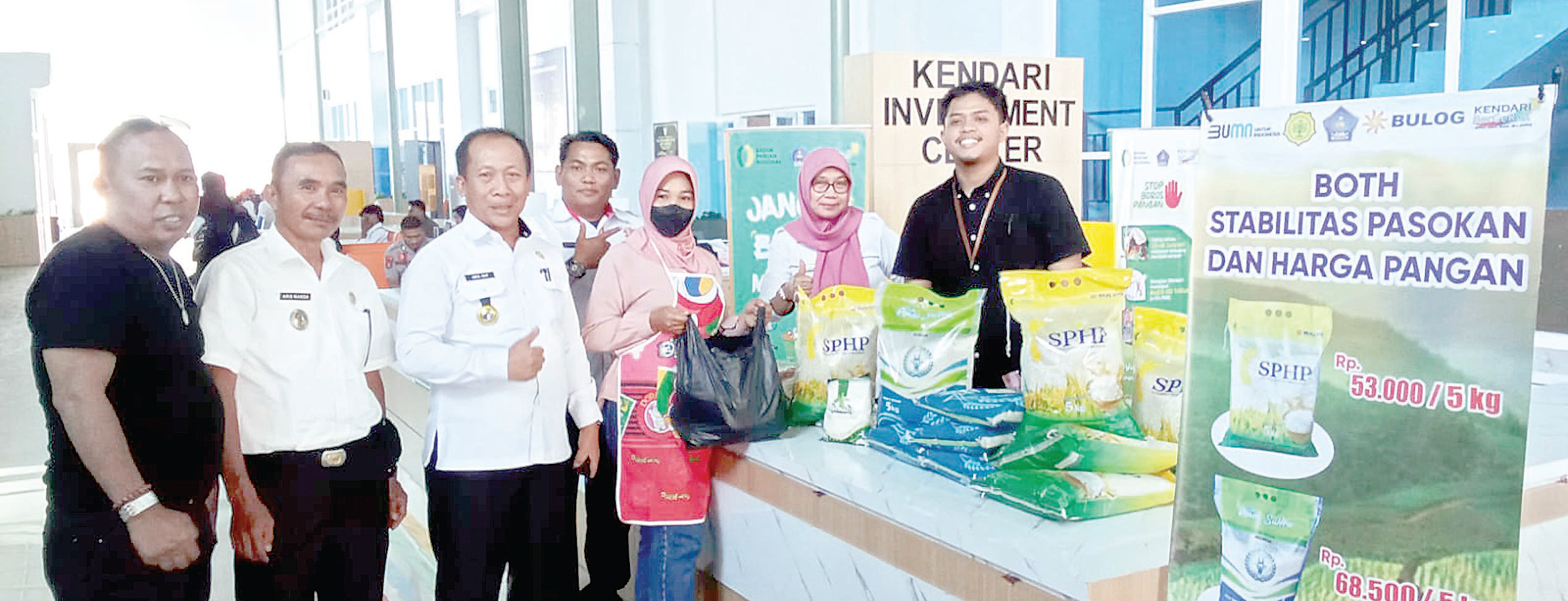 GERAI MURAH : Kepala Disketapang Kota Kendari, Abdul Rauf (ketiga dari kiri) bersama jajaran sempatkan foto bersama di Gerai Pangan Murah di Balai Kota Kendari kemarin. (AGUS SETIAWAN/KENDARI POS)