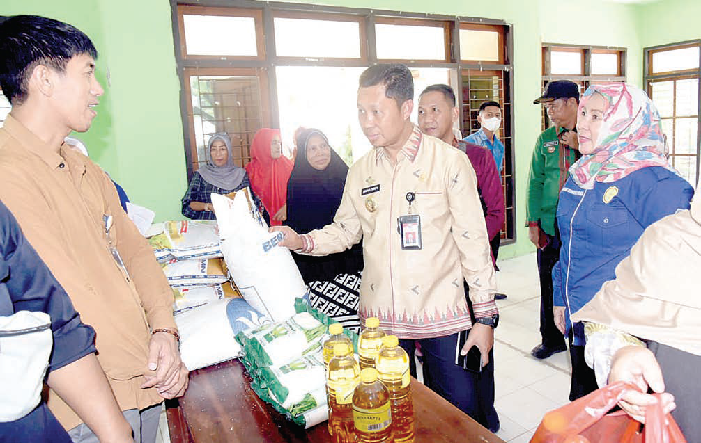 PASAR MURAH : Pj Wali Kota Kendari, Asmawa Tosepu memantau pasar murah di salah satu kantor kelurahan di Kendari beberapa waktu lalu. (AGUS SETIAWAN/KENDARI POS)