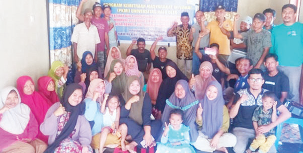 Foto Bersama TIM PKM Jurusan Ilmu Lingkungan FHILUHO bersama masyarakat/petani di Desa Aunupe, Kecamatan Wolasi, Kabupaten Konawe Selatan. (Tim PKMI Jurusan Ilmu Lingkungan UHO)