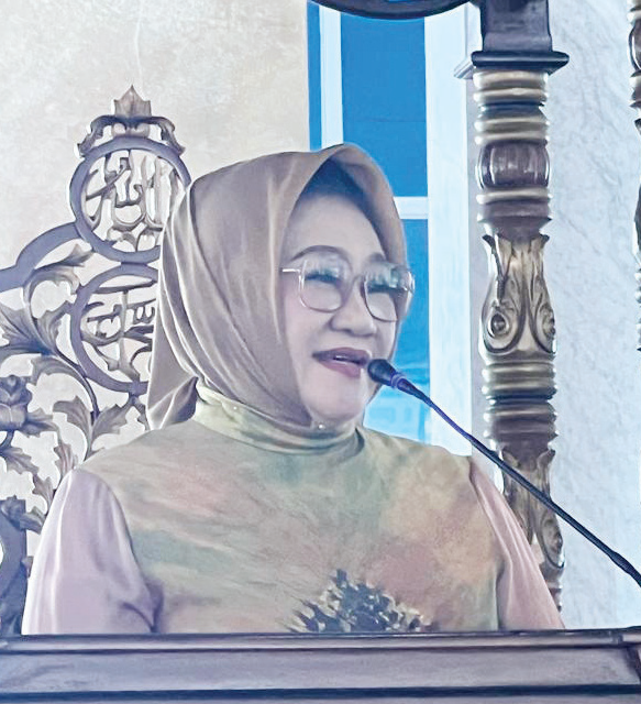 Anggota DPR RI Tina Nur Alam saat membawakan sambutan dalam kajian Yayasan Al Khanza Kendari bersama Artis Angelina Sondakh di Masjid Al Alam, Minggu (15/10).