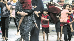 Perempuan dan anak-anak Palestina bergegas meninggalkan rumah ketika militer Israel menggempur Kota Gaza, Rabu (11/10). (AFP)