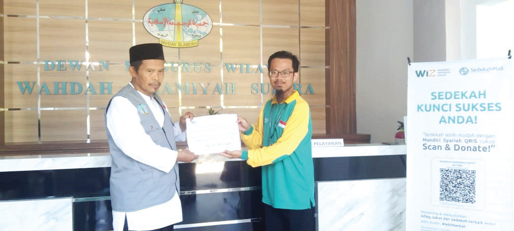 Ketua Dewan Pimpinan Wilayah (DPW) Wahdah Islamiyah Sultra, Ustaz Ir.Muhammad Ikhwan Kapai menyerahkan donasi untuk masyarakat Palestina, kepada Manager Markom Wahdah Inspirasi Zakat (WIZ) Sultra.