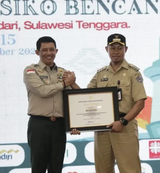 APRESIASI: Penjabat Wali Kota Kendari, Asmawa Tosepu (kanan) menerima penghargaan dari Kepala BNPB RI, Letjen TNI Suharyanto (kiri) karena sukses menyelenggarakan Peringatan Bulan PRB 2023.