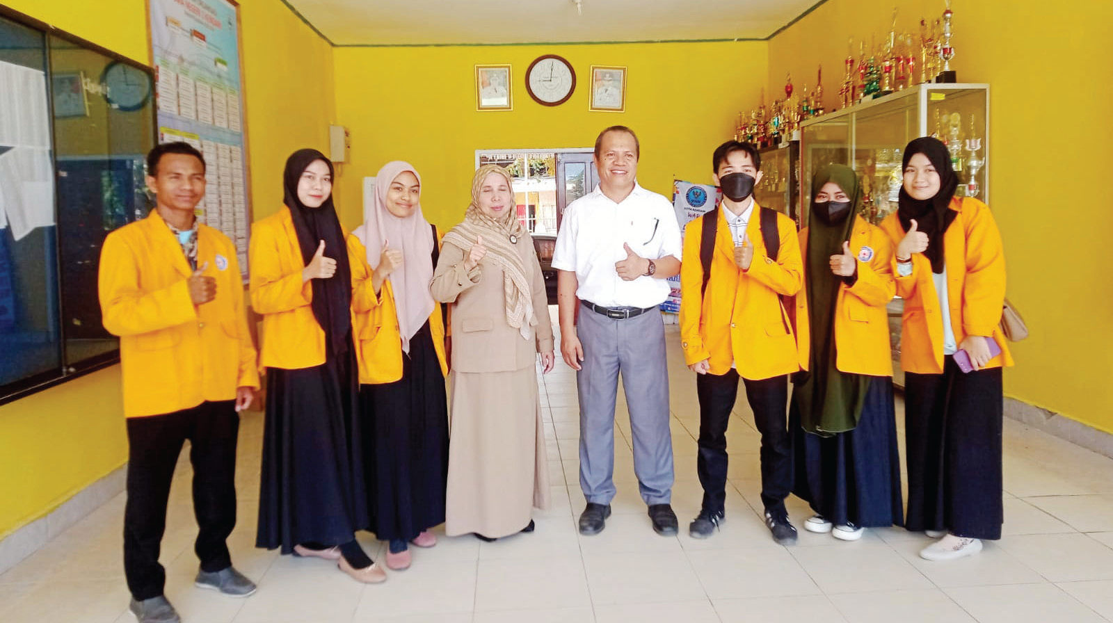 Foto bersama Wakil Dekan II FKIP UHO, Dr. Mustamin Anggo (empat dari kanan) usai mengantar mahasiswa PLP di SMAN 2 Kendari. (EWIN ENDANG SAHPUTRI/KENDARI POS)