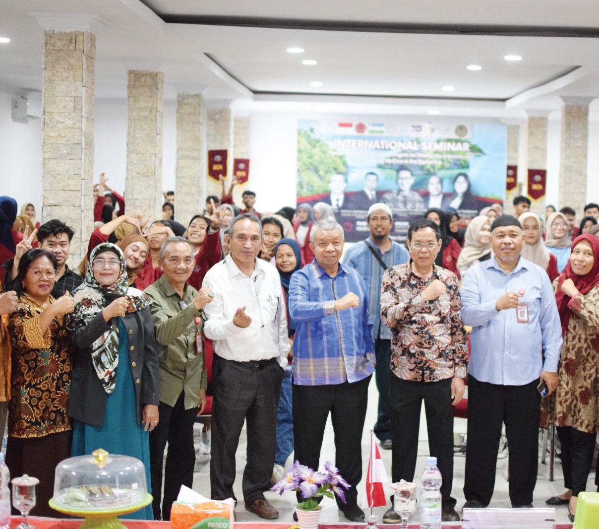 Foto bersama Rektor Unsultra, Prof Dr Andi Bahrun, M.Sc., Agric., (tengah baju biru) usai seminar internasional di WTC Unsultra. (HUMAS UNSULTRA FOR KENDARI POS)