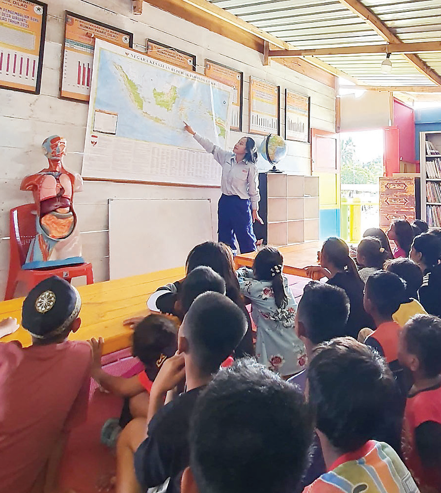 Proses belajar mengajar di perpustakaan panre dilao di Desa Wawatu, Kecamatan moramo Utara, Kabupaten Konawe Selatan.