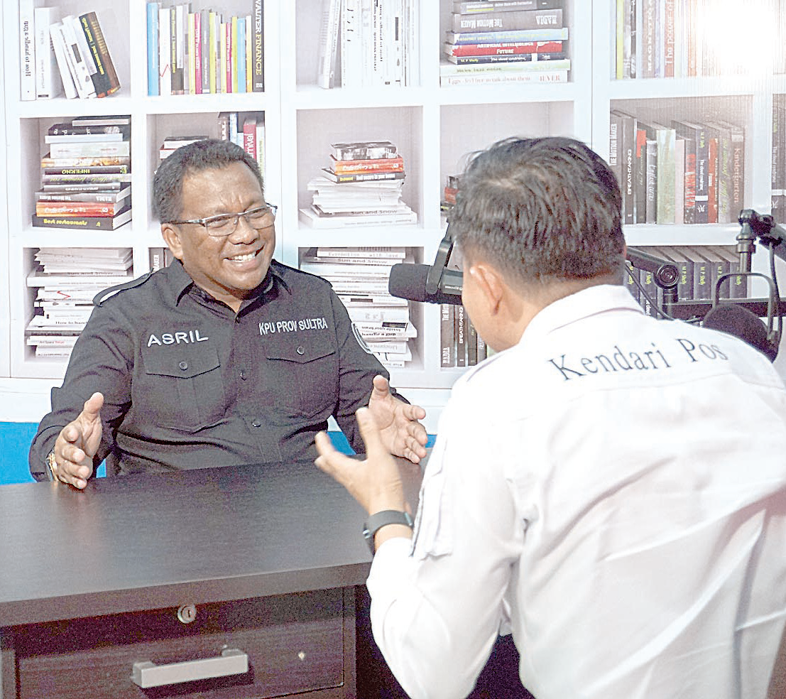 Ketua KPU Sultra, Asril (kiri) saat di interview Wakil Direktur Kendari Pos Awal Nurjadin di Podcast Kendaripos Channel.