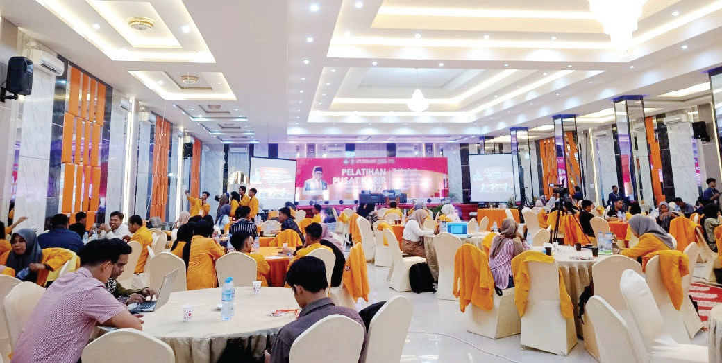 Suasana Pelatihan Pusat Karir dengan tema guiding fresh graduate UHO to brilliant career creating a stand out curriculum vitae and Interview di Fortune Hotel Kendari sejak Senin 16 sampai 17 Oktober 2023. ()