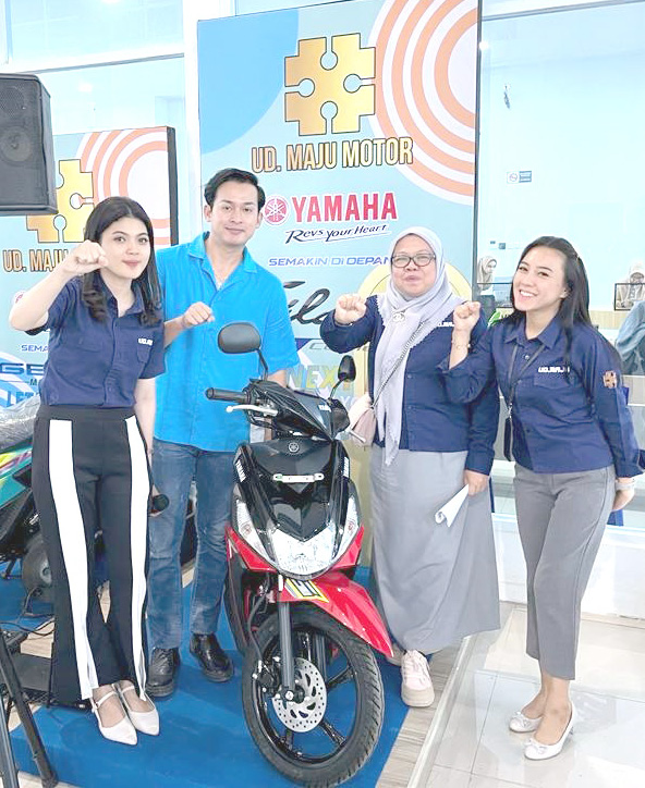 GM UD Maju Motor Martandu, Salni bersama karyawan saat berada di gerai Mall Pelayanan Publik.( UD MAJU MOTOR MARTANDU FOR KENDARI POS)