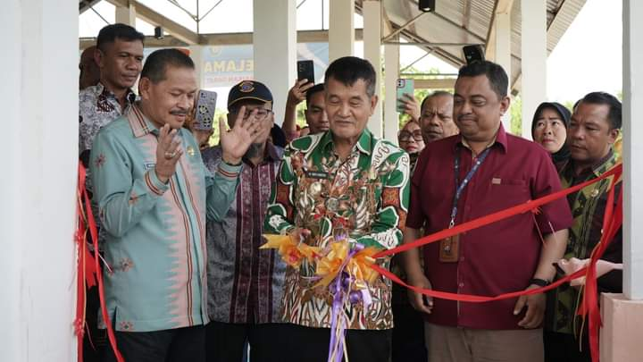 Bupati Konawe Utara (Konut) Dr.Ruksamin melalui Wakil Bupati Konut Abuhaera (tengah) meresmikan Tempat Pelelangan Ikan (TPI) perairan darat di Desa Labungga Kecamatan Andowia, Kamis (19/10/2023), yang ditandai dengan pengguntingan pita. (HELMIN TOSUKI / KENDARI POS)