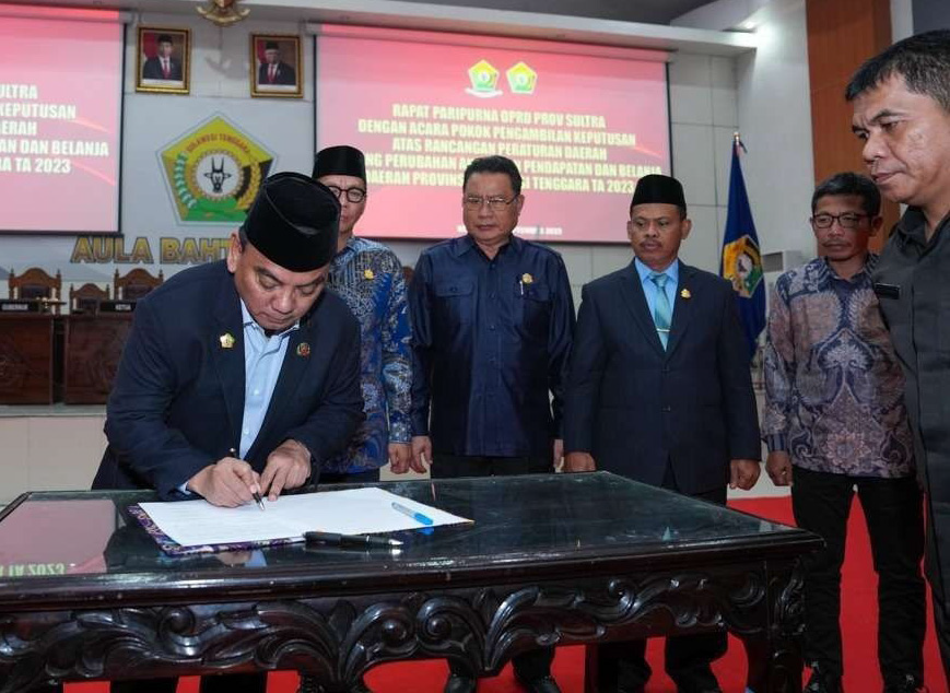 KOMITMEN: Pj Gubernur Sultra Andap Budhi Revianto meneken dokumen Pengesahan Anggaran Pendapatan dan Belanja Daerah (APBD) Perubahan 2023 di Aula Bahteramas, Gedung Dewan Perwakilan Rakyat Daerah (DPRD) Provinsi Sultra.