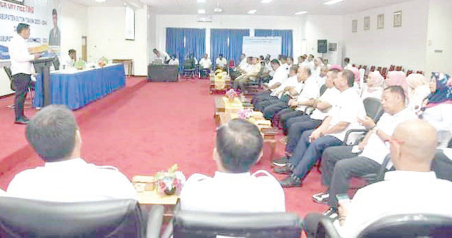 KAJIAN LINGKUNGAN : Pj. Bupati Buton, La Ode Mustari (kiri, depan) ketika membuka kick off meeting penyusunan KLHS RPJPD dan RPJMD di Pasarwajo. (DISKOMINFO KABUPATEN BUTON FOR KENDARI POS)