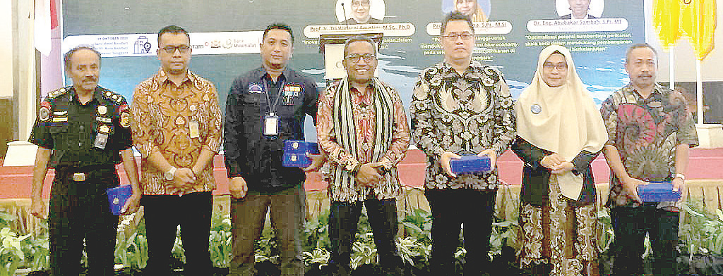 Rektor UHO, Prof. Dr. Muhammad Zamrun Firihu, S.Si., M.Si, M.Sc., (empat dari kanan), Dekan FPIK UHO, Prof. Dr. Asriyana (dua dari kanan) dan Wakil Rektor IV, Prof. Armid, S.Si., M.Si., M.Sc., DSc., (dua dari kiri) usai pembukaan seminar nasional Nasional 2023 bertema Ekonomi Biru Tantangan dan Strategi Hilirisasi Pengelolaan dan Pemanfaatan Sektor Kelautan dan Perikanan Berkelanjutan di Hotel Claro Kendari, Kamis (19/10). (Ewin Endang Saputri/Kendari Pos)