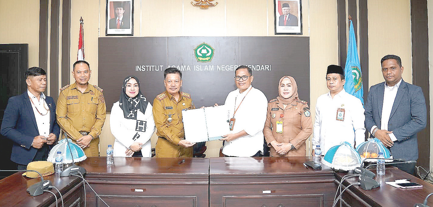 Tingkatkan SDM, IAIN Kendari Libatkan Instansi TerkaitFoto bersama Rektor IAIN Kendari Dr. Husain Insawan, M.Ag (empat dari kanan), Asisten II Pemerintah Kota Kendari, Drs. Jahudding, M.Si (empat dari kiri) usai MoU. (Humas IAIN Kendari)