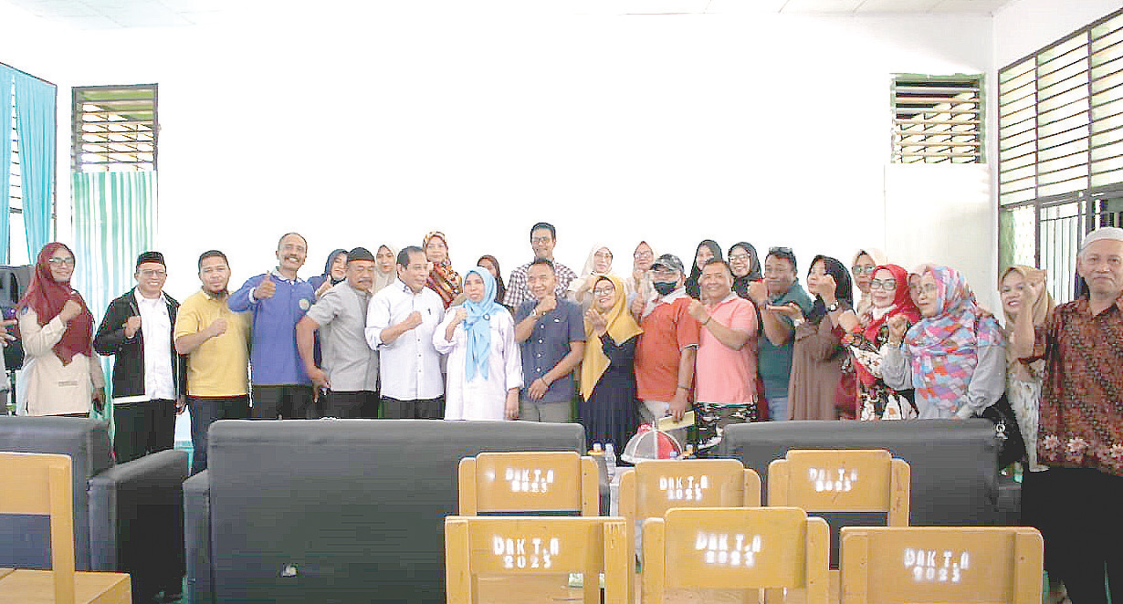 Foto bersama Kepala SMAN 2 Kendari, Nur Aida, S.Pd (jilbab biru) dan pantai HUT SMAN 2 Kendari, usai rapat pembentukan panitia, beberapa waktu lalu. (Ewin Endang Sahputri/Kendari Pos)