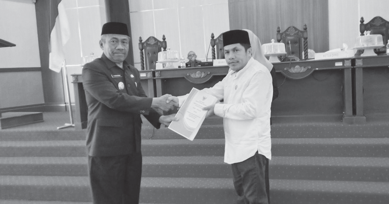 DRAFT APBD PERUBAHAN: Penyerahan APBD perubahan 2023 oleh Wakil Bupati Muna, Bachrun Labuta (kiri) kepada Ketua DPRD Muna, Irwan.